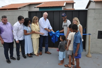 Foto relacionada - Sonho realizado: 20 famílias recebem novas moradias
