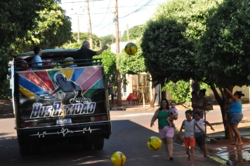 Foto relacionada - Prefeitura leva magia do Natal para os bairros da cidade