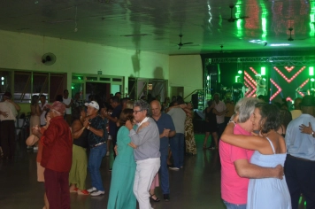 Foto relacionada - Baile da Melhor Idade celebra Mês da Mulher com solidariedade em Guaíra