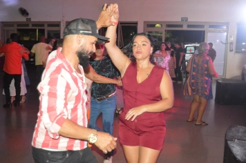Foto relacionada - Baile da Melhor Idade celebra Mês da Mulher com solidariedade em Guaíra