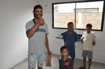 Foto relacionada - Sonho realizado: 20 famílias recebem novas moradias