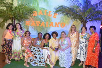Baile Havaiano da melhor idade traz a onda tropical para Guaíra