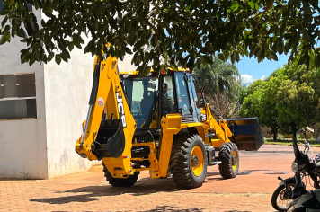 Guaíra recebe nova retroescavadeira para fortalecer agricultura e infraestrutura rural