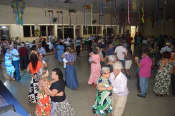 Baile de Carnaval da Melhor Idade une diversão e solidariedade em Guaíra