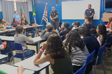 GCMs ministram palestra sobre prevenção às drogas e bullying na Escola Dalva
