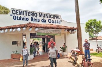 Cemitério Municipal recebe centenas de pessoas neste dia de Finados