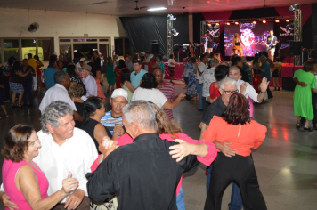 Baile da Melhor Idade “Especial Dia das Mães” levanta o público no Centro de Lazer