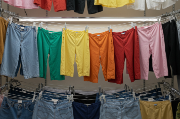 Varal Solidário Distribui Roupas para Quem Precisa