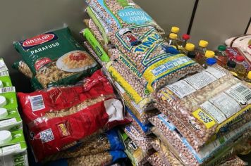 Baile dos Namorados da Melhor Idade arrecada donativos para cestas básicas