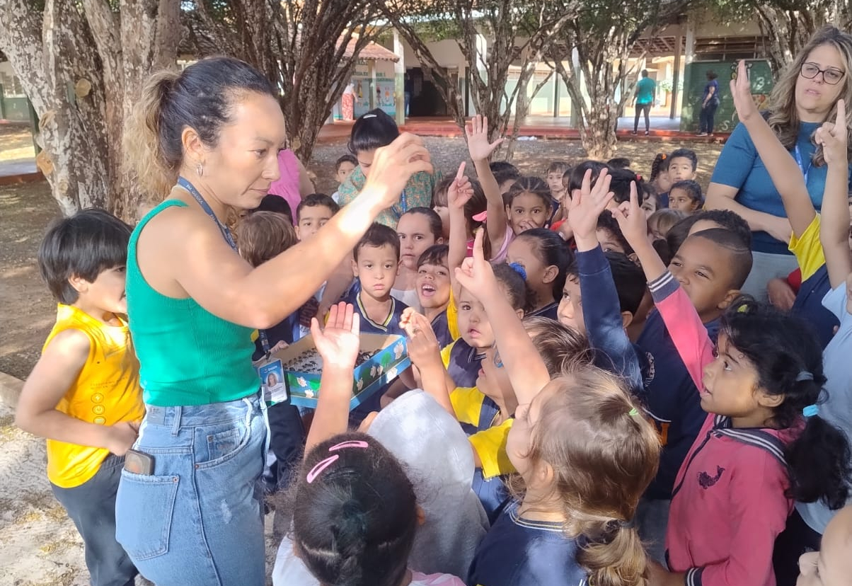 Alunos da CEI Josefina Caligaris aprendem sobre a importância das abelhas