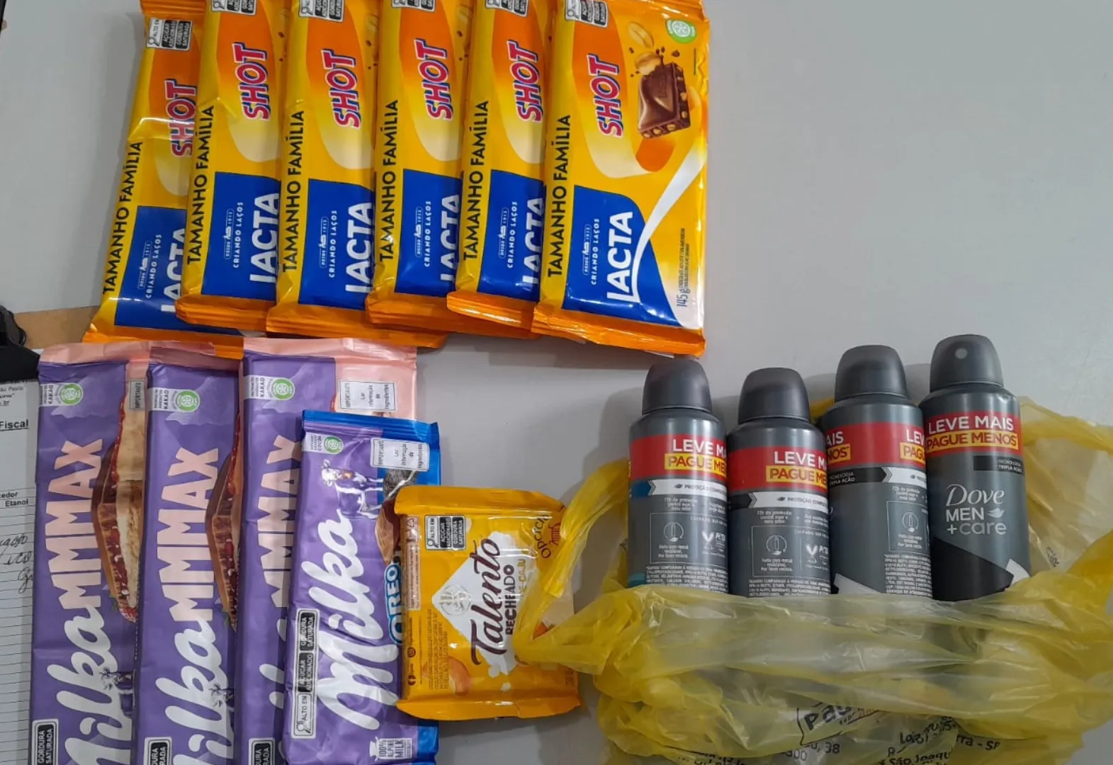 Homem é preso por furtar chocolates e perfumes