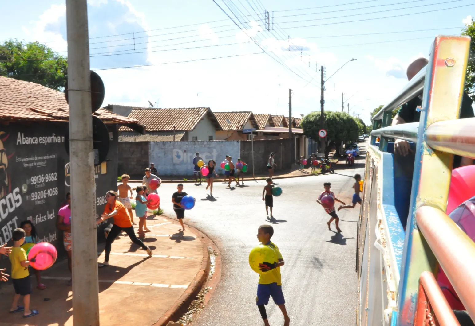 Prefeitura leva magia do Natal para os bairros da cidade