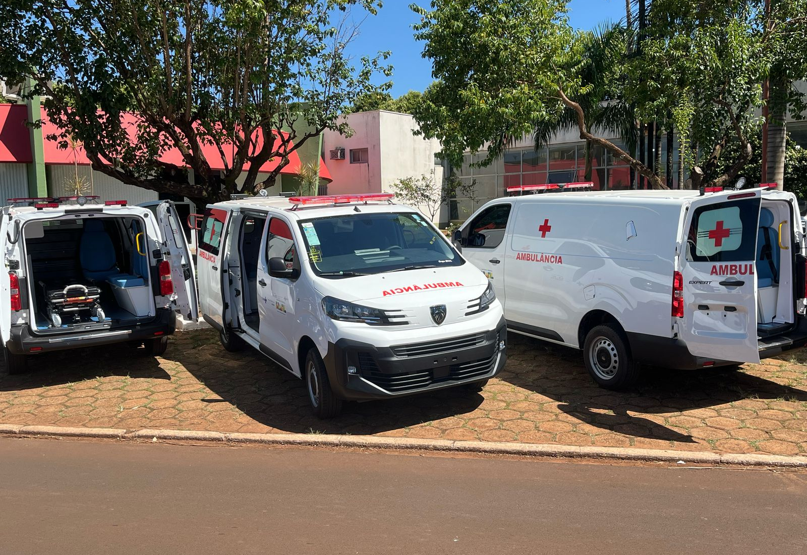 Guaíra fortalece frota de saúde com aquisição de três novas ambulâncias