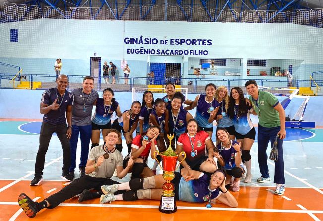 Equipe sub-18 de vôlei feminina é campeã em Ipuã