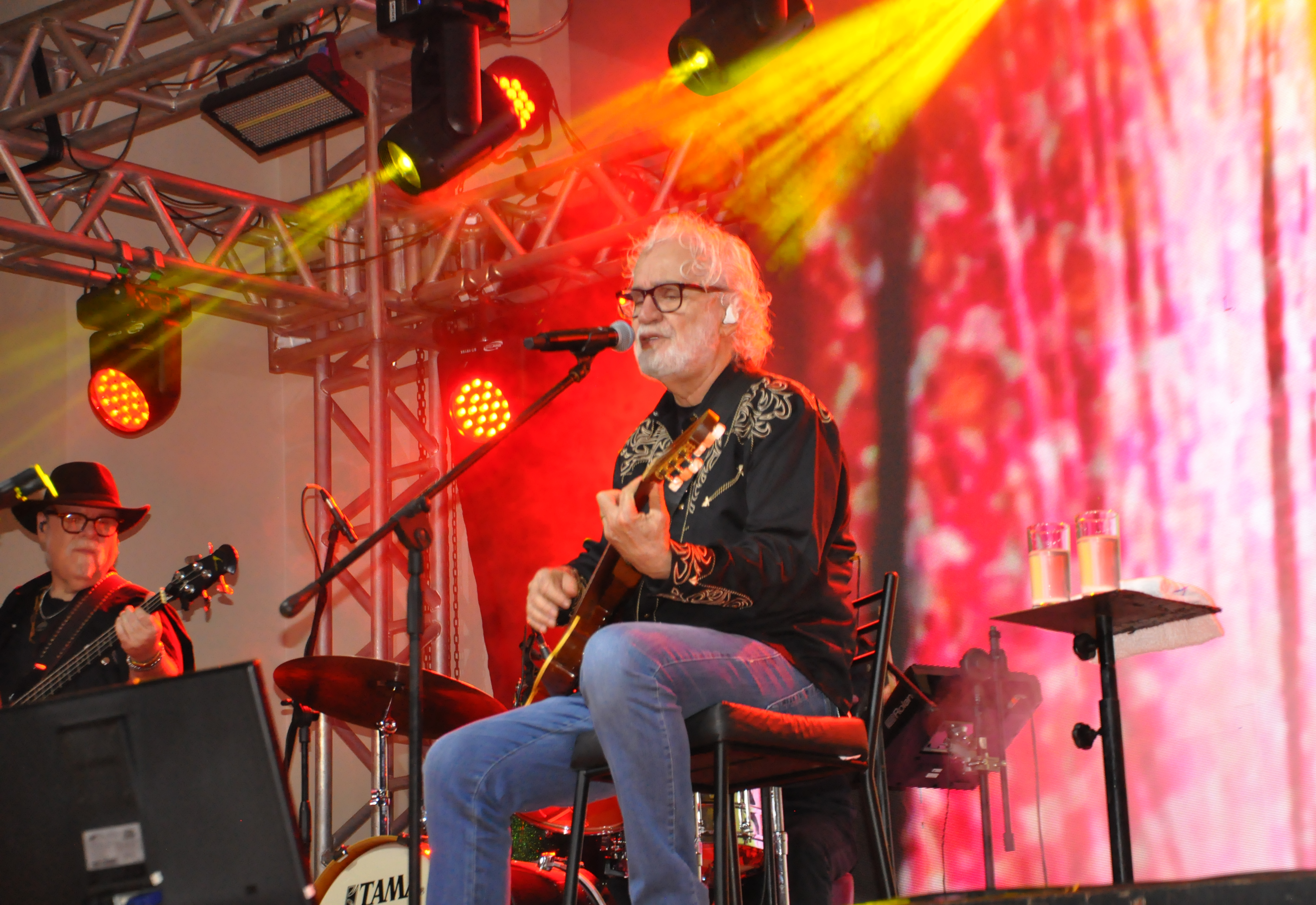 Show de Renato Teixeira Emociona Público e Coroa o 27º ECAL em Guaíra