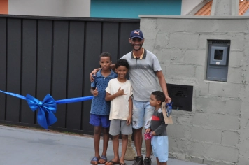 Foto relacionada - Sonho realizado: 20 famílias recebem novas moradias