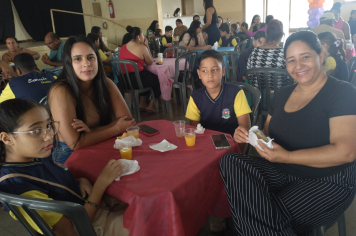 Foto relacionada - Prefeitura e Diretoria de Educação promovem festa para os aniversariantes do trimestre