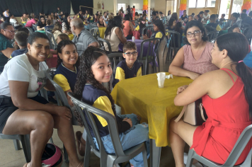 Foto relacionada - Prefeitura e Diretoria de Educação promovem festa para os aniversariantes do trimestre