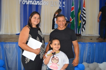 Foto relacionada - Formaturas da Educação Infantil Encantam Guaíra 