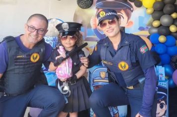 Festa com tema policial e visita da GCM: Luana arrasou!