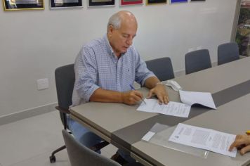 Prefeito Junão corrige texto de Lei de 2002 para pagar 13º em valor real aos servidores públicos municipais