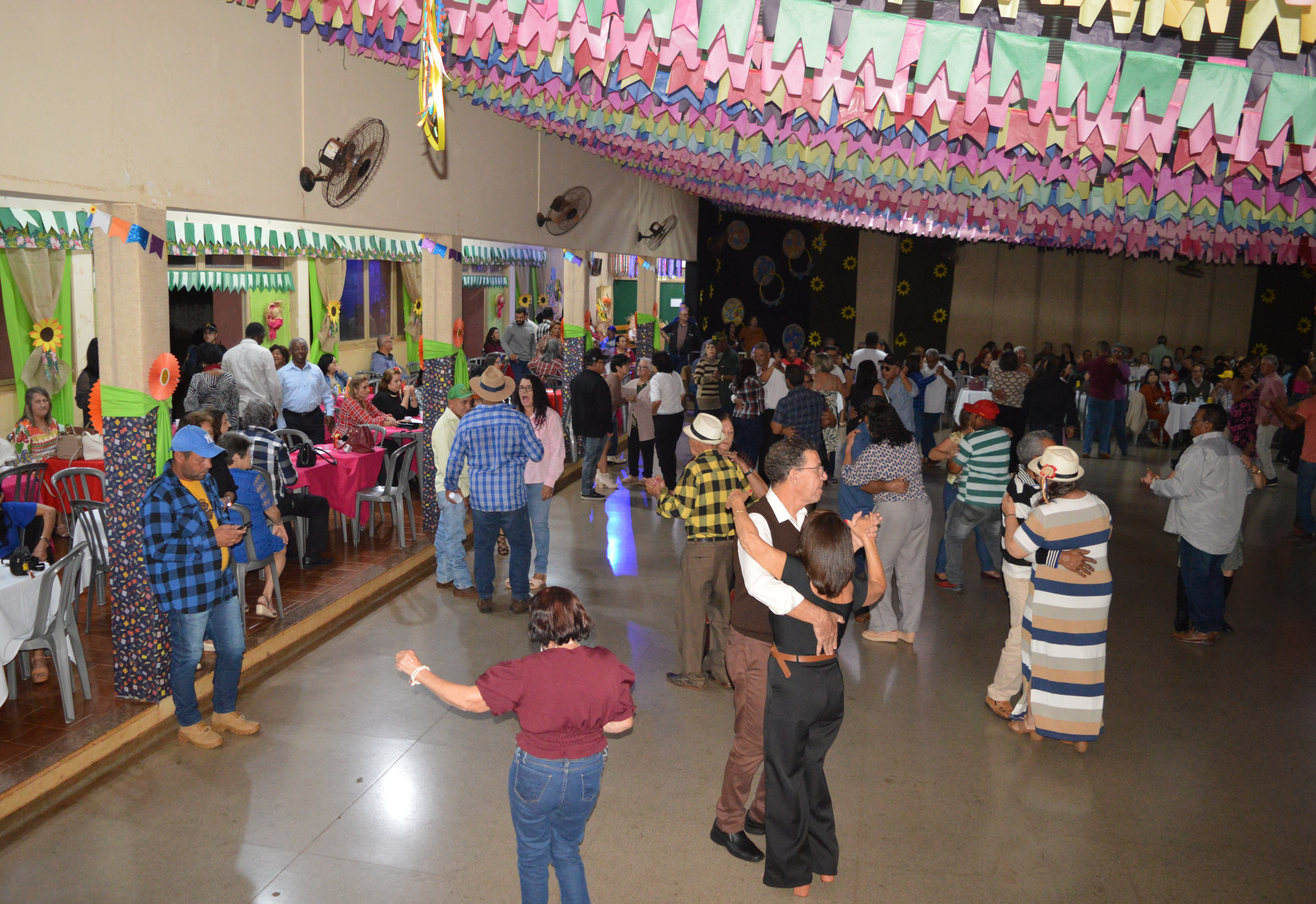 Baile Julino da Melhor Idade animou Guaíra no fim de semana
