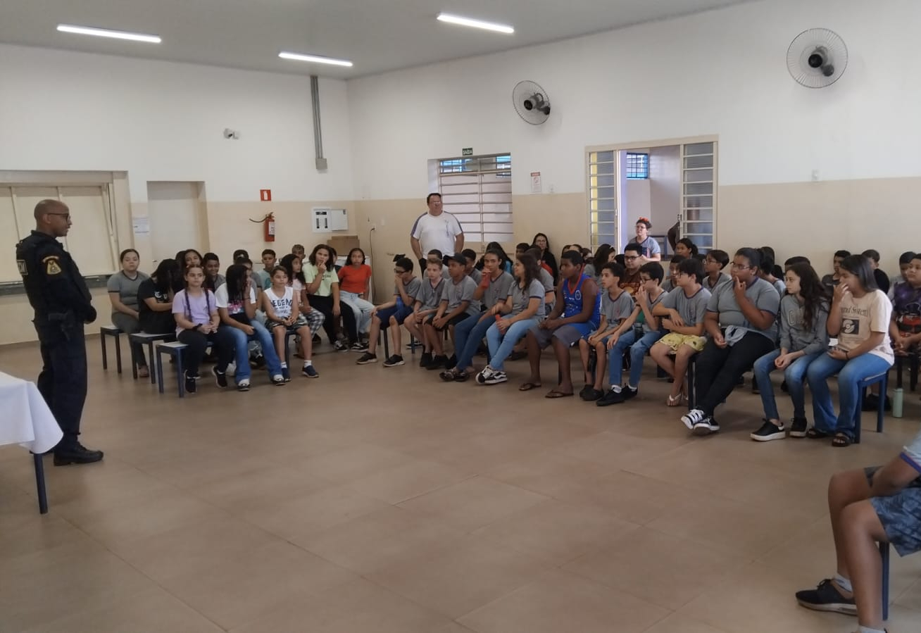 GCM dá palestra sobre drogas e bullying para alunos na Escola Zezinho