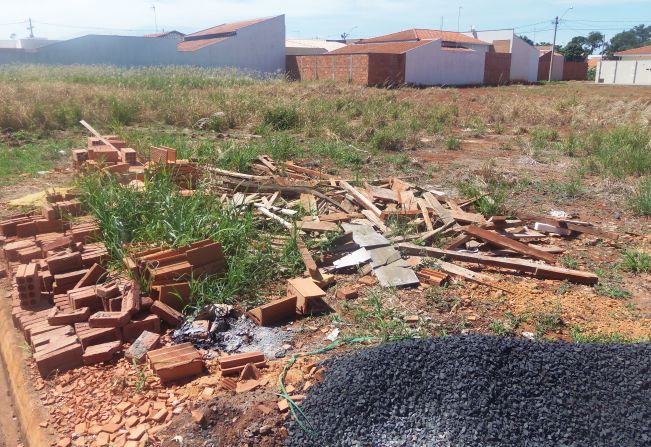 Departamento de Posturas notifica limpeza de terrenos com mato alto