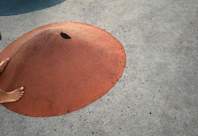 Prefeitura Alerta para o Correto Uso do Playground Emborrachado da Praça Professora Izabel Lelis