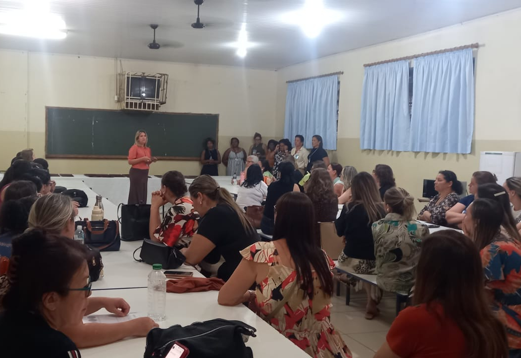 Profissionais participam de formação do Programa Alfabetiza Juntos e recebem doação de livros