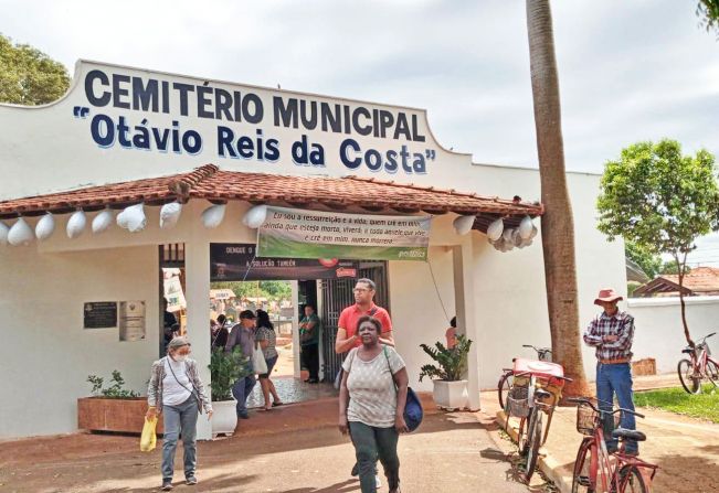 Cemitério Municipal recebe centenas de pessoas neste dia de Finados